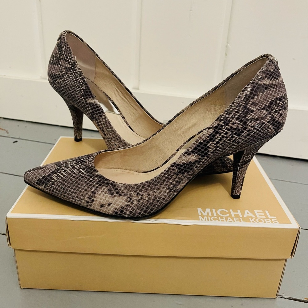 Michael Kors size 10 neutral snakeskin leather pumps